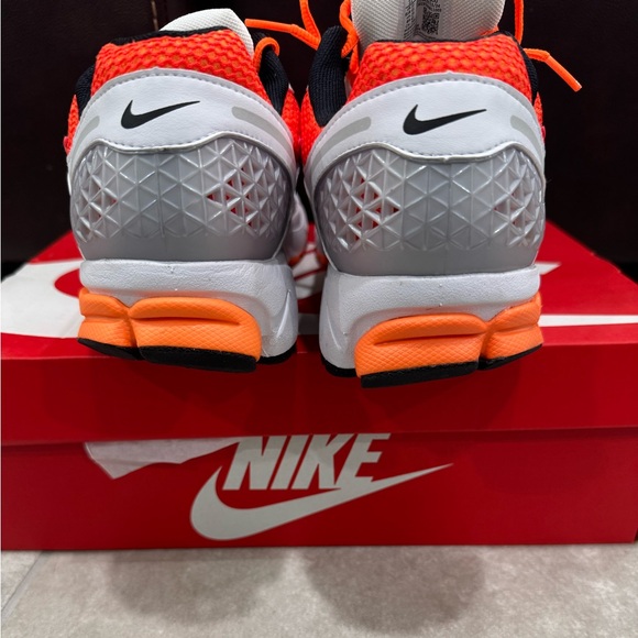 Size 11 - Nike Men's Air Zoom Vomero 5 Total Orange - Picture 5 of 7